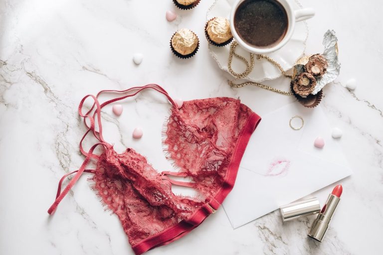 5 greseli frecvente cand cumperi lenjerie intima pentru o escapada romantica si cum le eviti