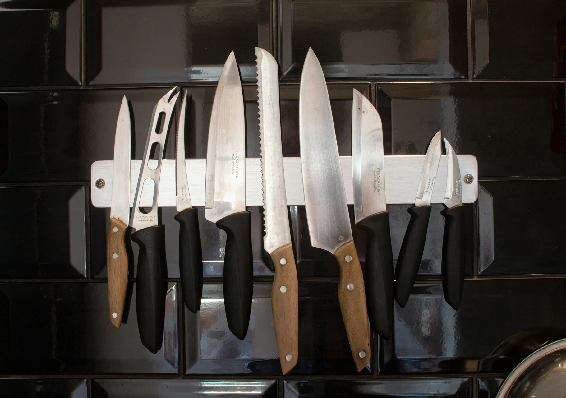Ce inseamna cand visezi cutite black and brown handled kitchen knives